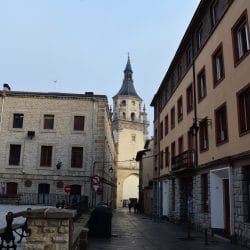 Imagen de la calle de Fray Zacarías Martínez con la Catedral de Santa María entre casas.