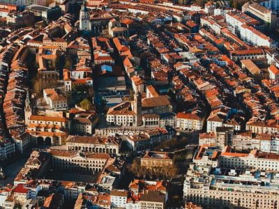 Vista aérea del casco viejo de Vitoria-Gasteiz con su característica forma almendrada.