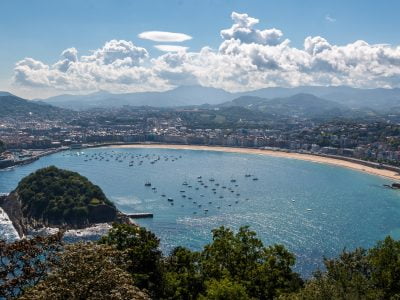 Imagen panorámica de la playa de La Concha de San Sebastián desde el monte Igeldo.