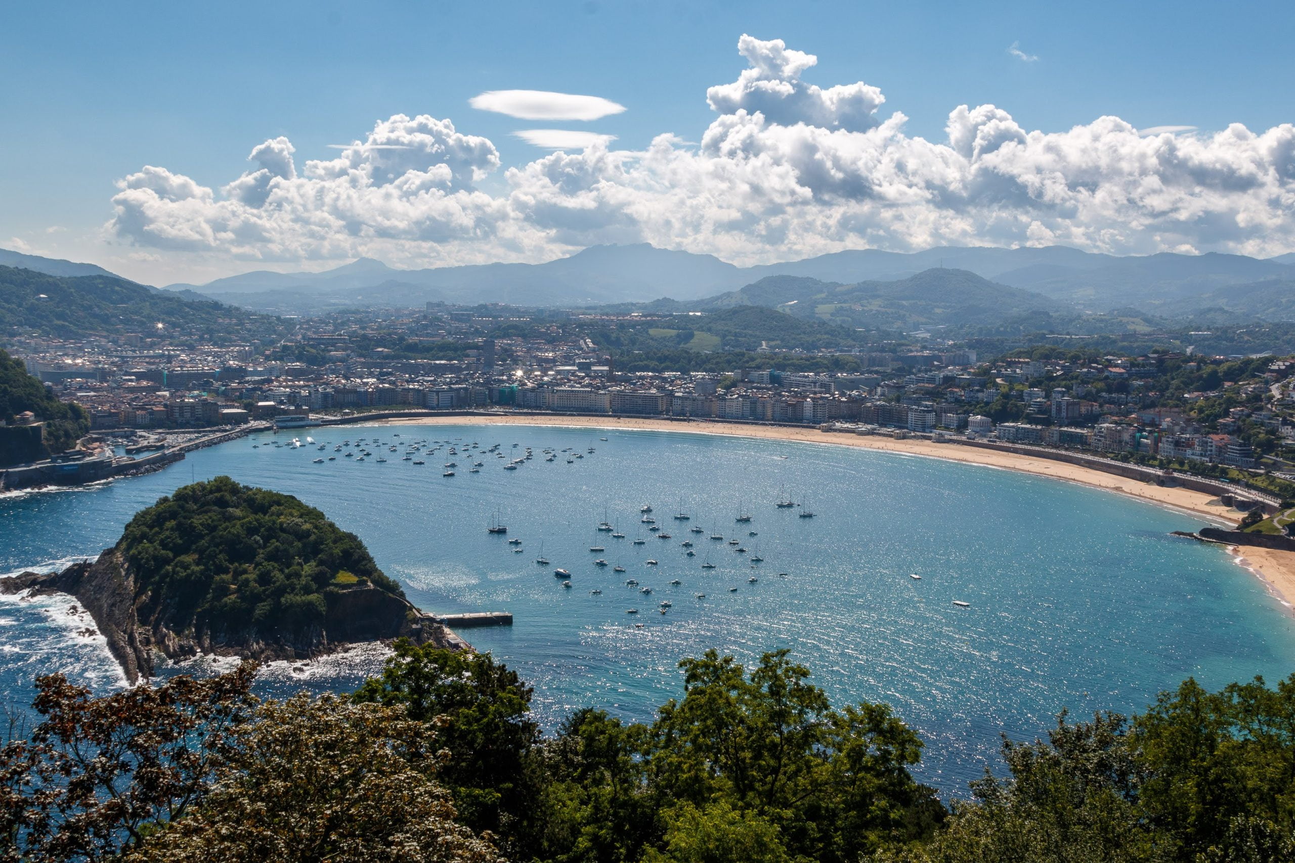 Imagen panorámica de la playa de La Concha de San Sebastián desde el monte Igeldo.