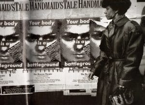 Untitled (Your Body is a Battleground), 1990 Cartel instalado en el espacio público, Nueva York Cortesía de la artista y Sprüth Magers Imagen reproducida a partir del catálogo Barbara Kruger: Thinking of You, una coedición de MIT Press y The Museum of Contemporary Art, Los Ángeles, 1999.