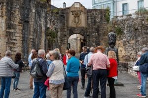 Puerta de Santa María y "Hatxero" de las murallas de Hondarribia.